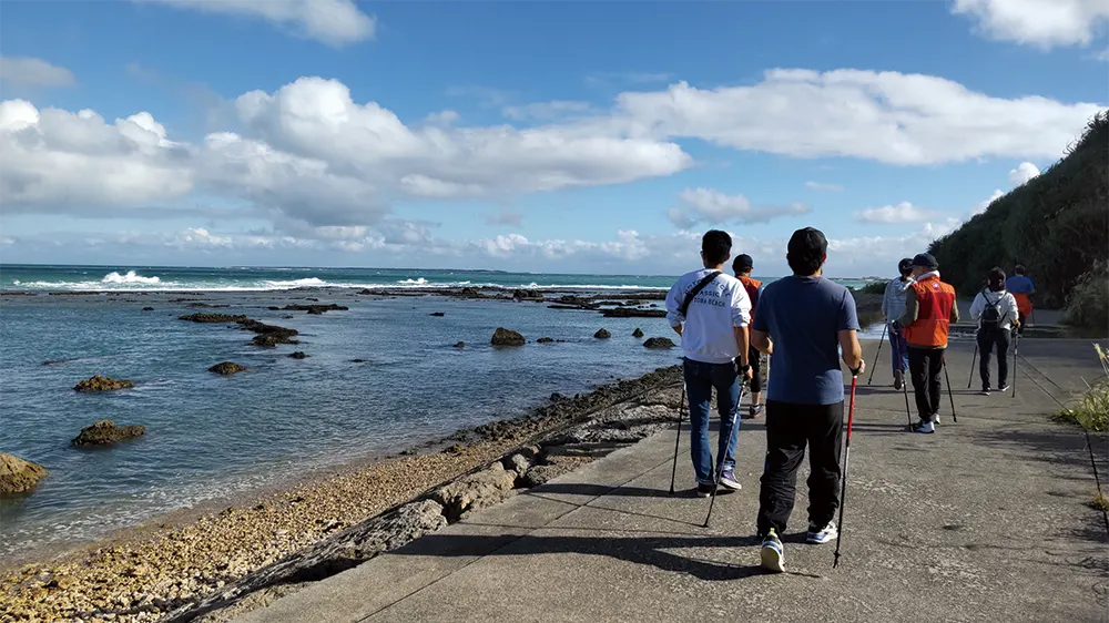 海沿いを歩く